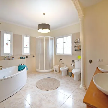 بيت للعطل Panoramic View Holiday In Arona With Bubble Bath Bath